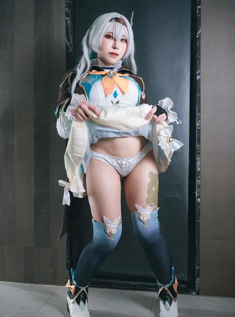 Ảnh Cosplay Honkai Star Rail R34 vú trần nằm sấp khoe lưng cong
