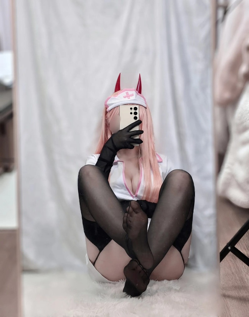 Ảnh Cosplay Power R34 gangbang tinh bắn khắp người
