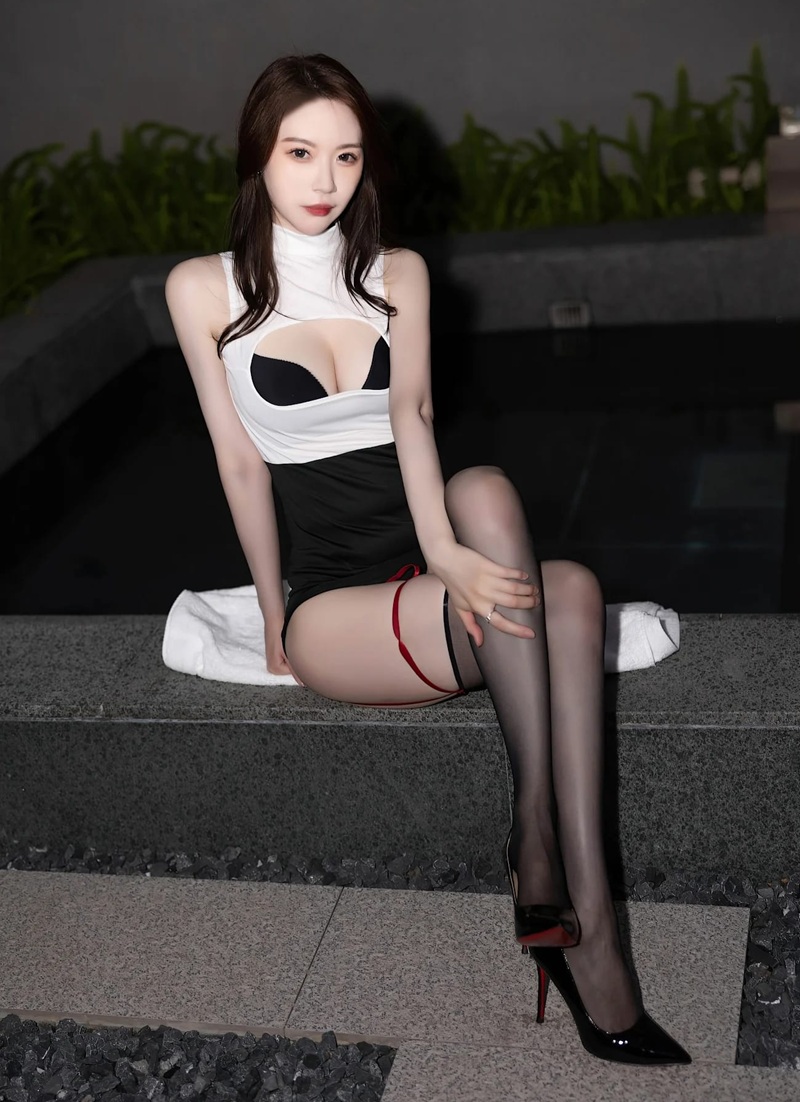Dang mông tròn bodysuit mời nhét sâu