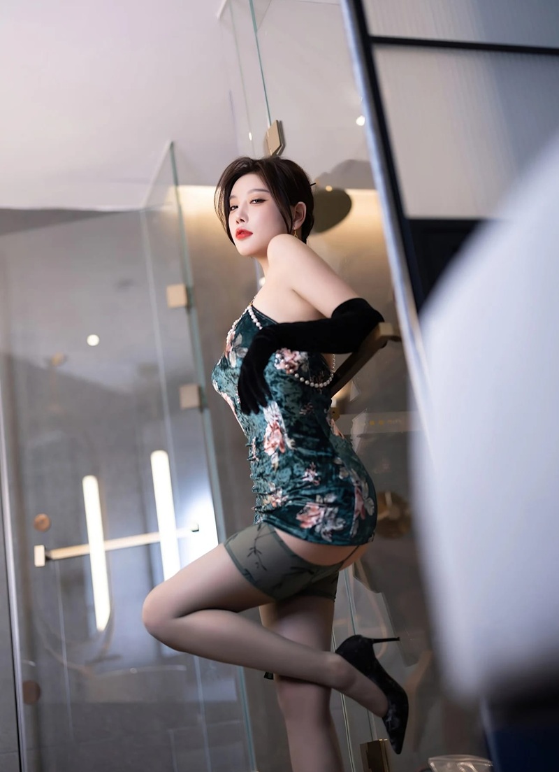 Vú to rung mạnh khi doggy bodysuit