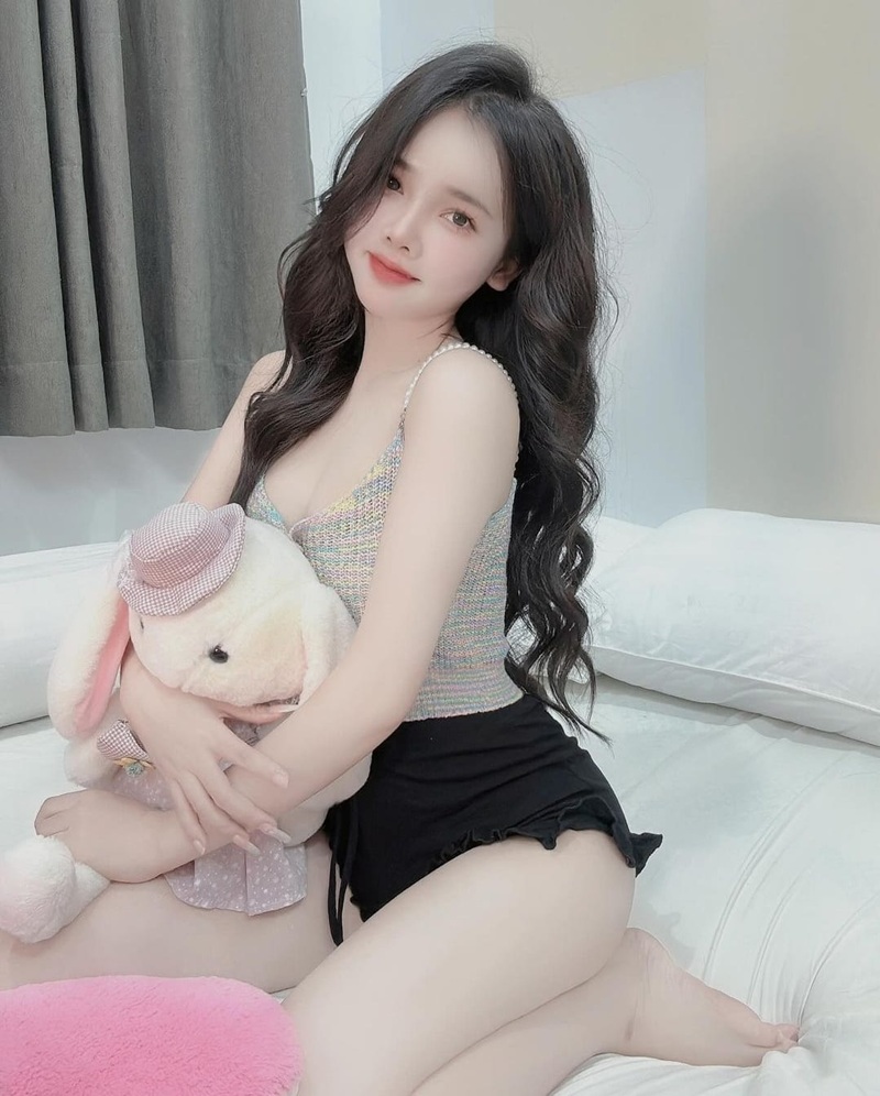 Ảnh Gái Mông Cong mông tròn căng bị véo đỏ