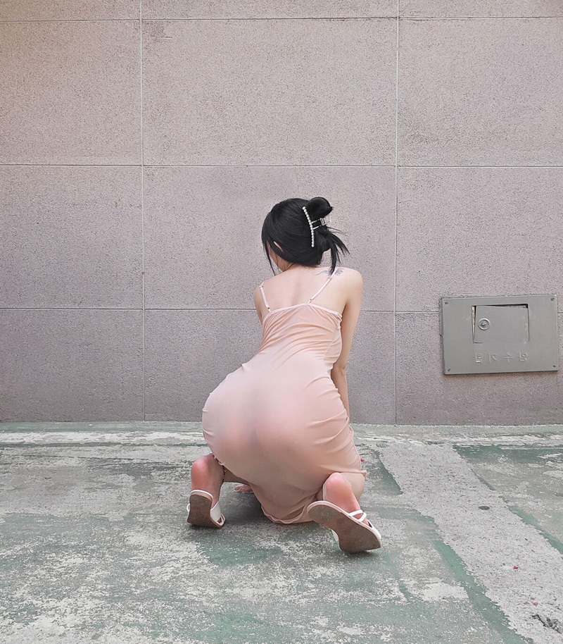 Mông cong hot girl quỳ chờ cặc khổng lồ