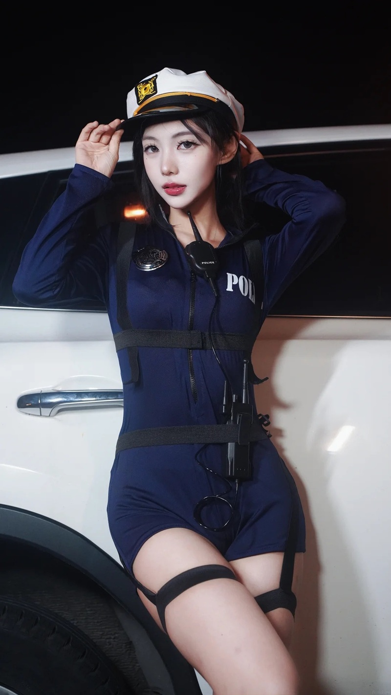 Gái xinh cosplay cảnh sát bị gangbang dã man