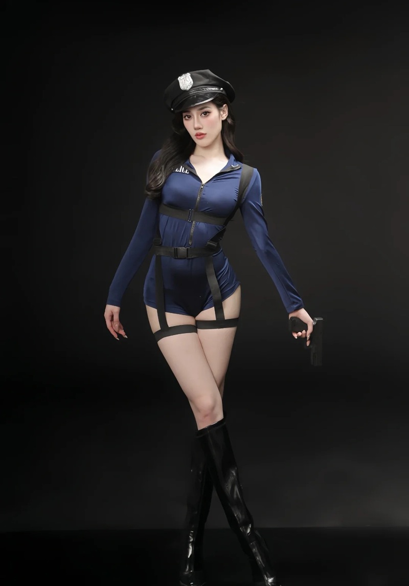 Gái xinh cosplay cảnh sát vú căng bị véo