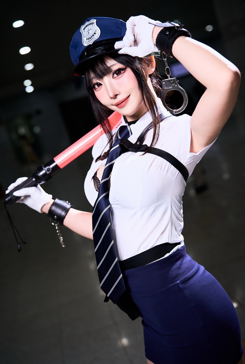 Cosplay cảnh sát tinh nóng bắn đầy mặt xinh