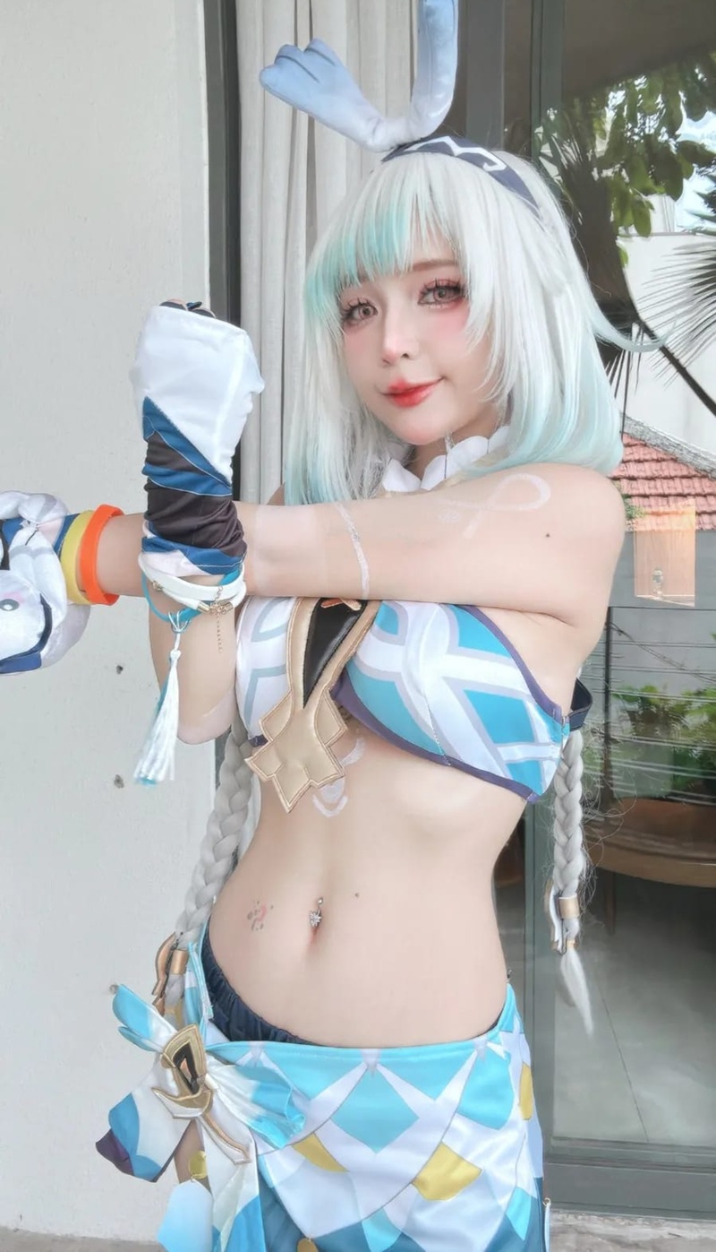 Ảnh Cosplay Mualani R34 quần tụt xuống