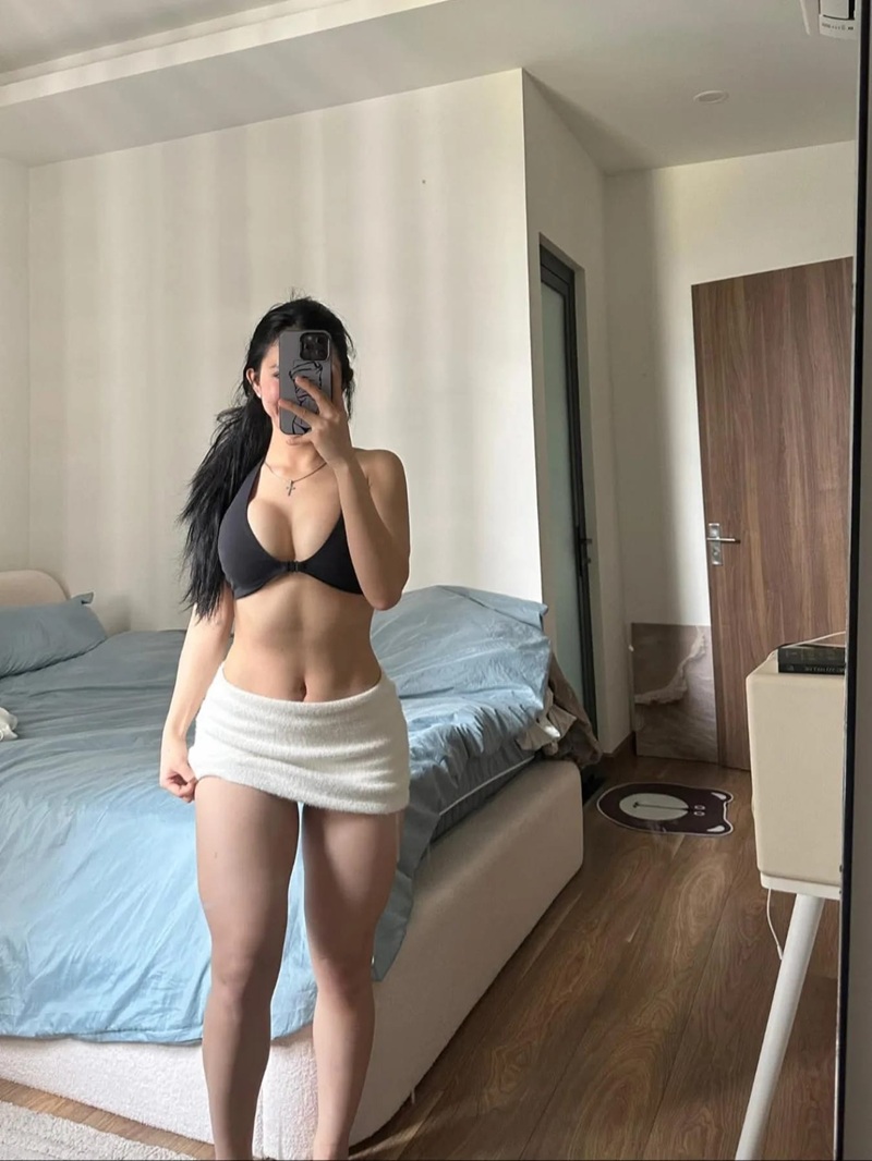 Ảnh Hoàng Hà mặc bikini đỏ bó sát bên bể bơi