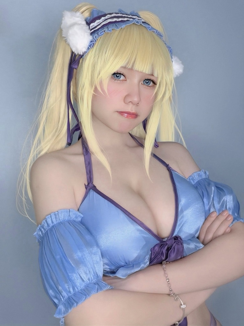 Arisa Nguyễn sexy full body chỉ che ngực bằng tay nghệ thuật