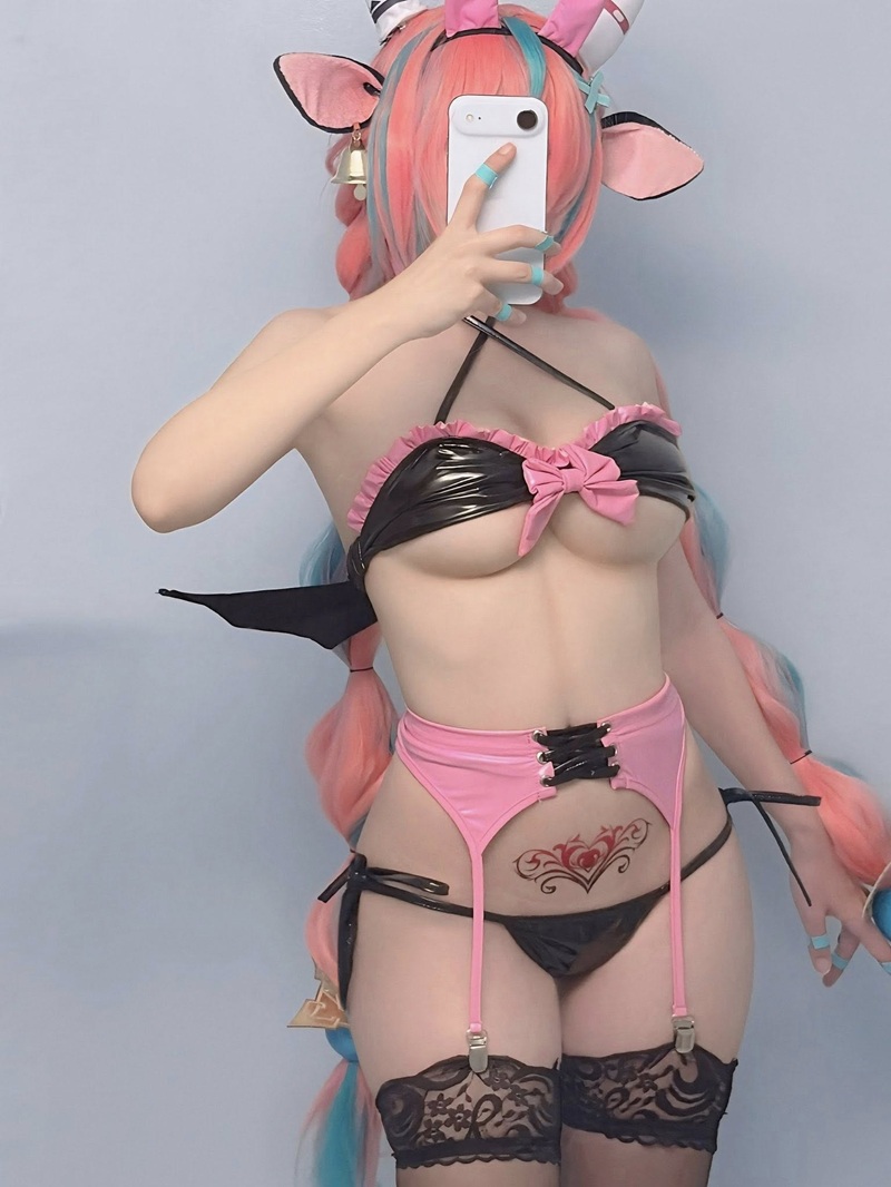 Arisa Nguyễn cosplay hở bạo trước khi lấy chồng body đỉnh cao