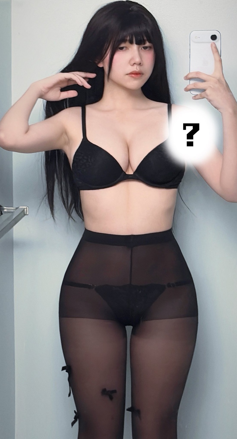 Arisa Nguyễn sexy trong phòng khách sạn sang trọng ánh đèn ấm