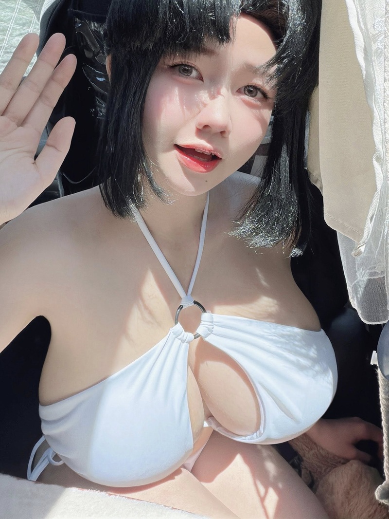 Ảnh Arisa Nguyễn khoe chân dài và hông cong chuẩn Phú bà