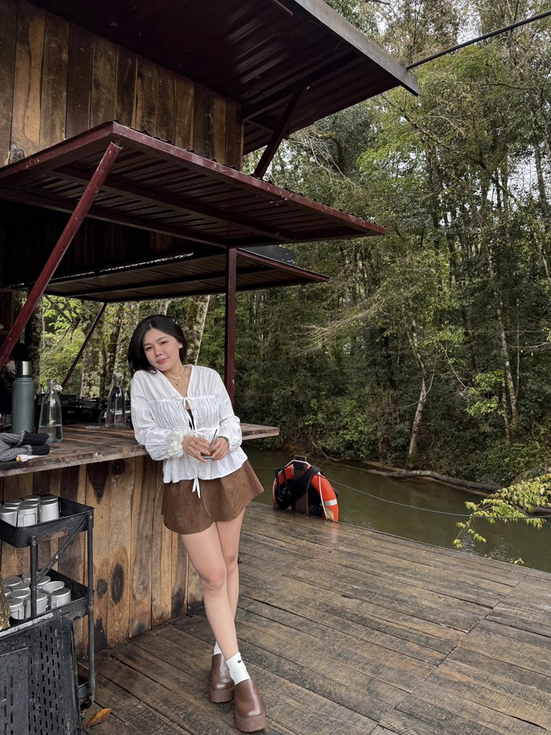 Ảnh Bảo Trinh mặc váy không quần
