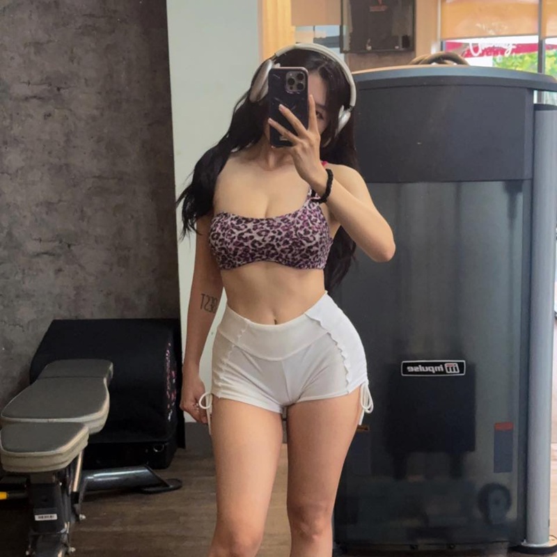 Ảnh Bảo Trinh body sexy khoe da thịt