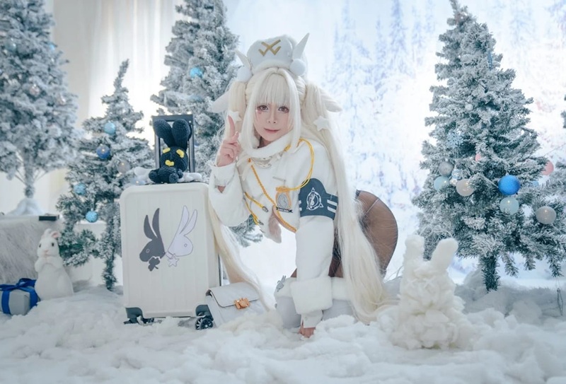 Blanc Nikke Cosplay R34 mặc váy ngắn xẻ cao lộ quần lót