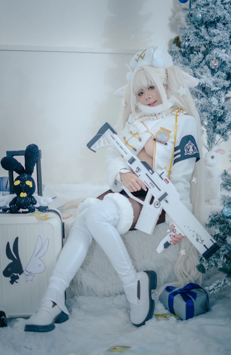 Ảnh Blanc Nikke Cosplay R34 neon light body sáng bóng quyến rũ