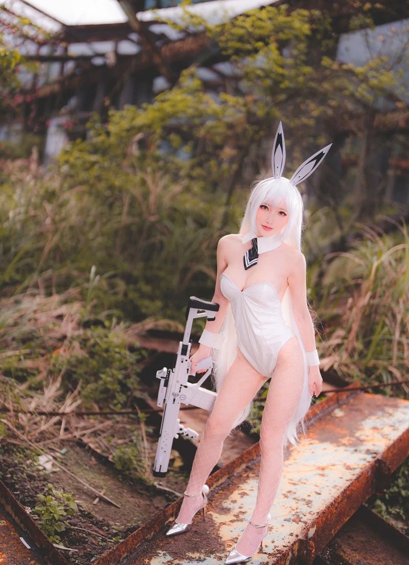 Ảnh Blanc Nikke Cosplay R34 nằm sấp khoe lưng trần mông cong