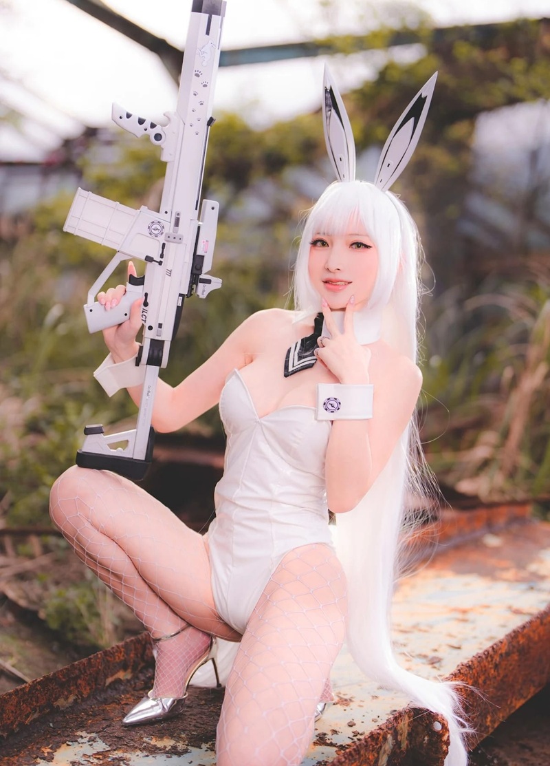 Blanc Nikke R34 cosplay trong phòng khách sạn sang trọng