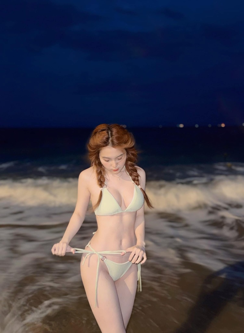 Cô Giáo Trần Trần sexy tư thế doggy style trên bàn học