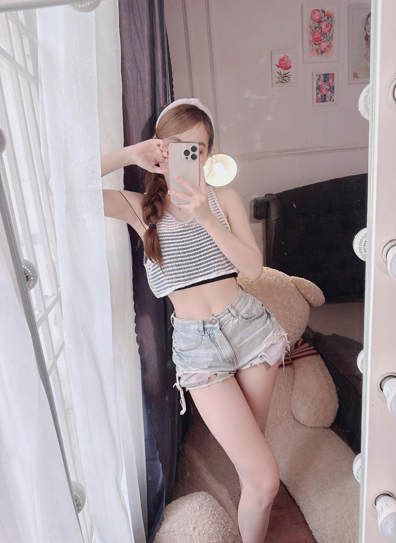 Cô Giáo Trần Trần hot girl khoe vòng 3 căng mọng trong lớp