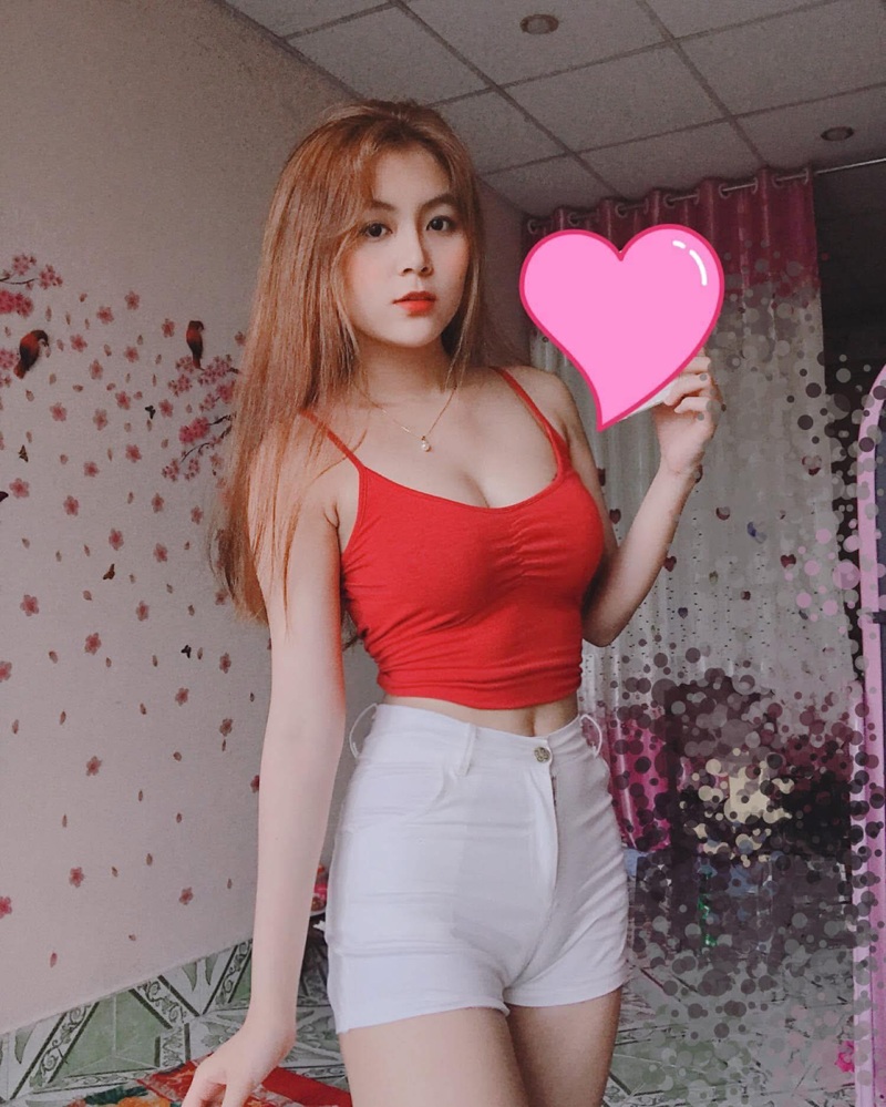 Cô Giáo Trần Trần body nóng bỏng áo croptop kết hợp chân váy ngắn