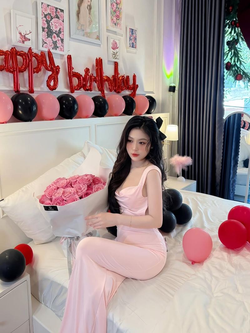 Cô Giáo Trần Trần sexy neon light body sáng bóng mướt mát