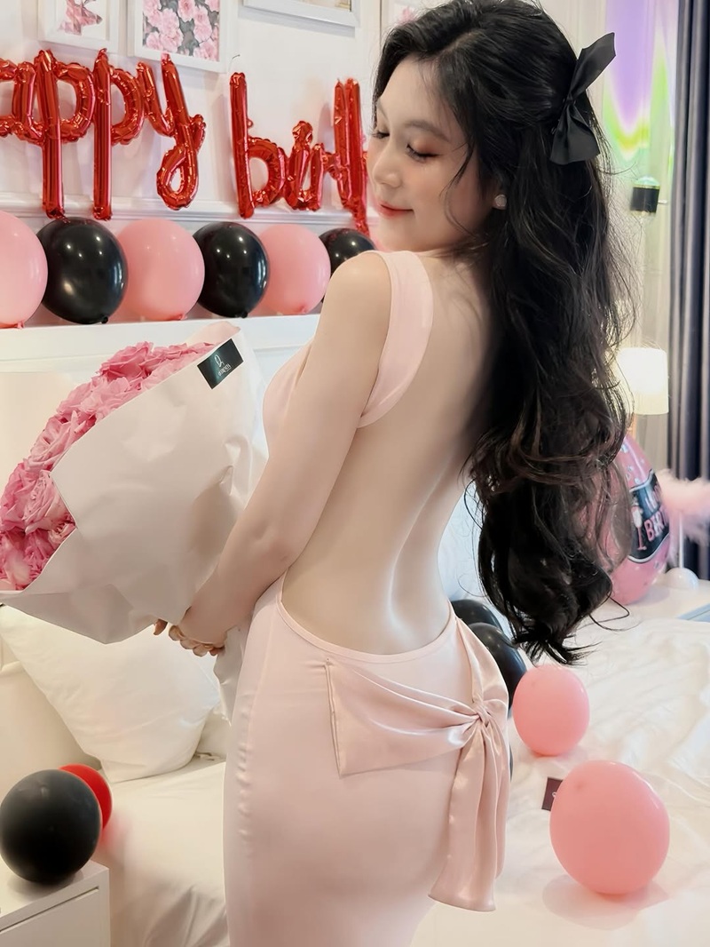 Ảnh Cô Giáo Trần Trần tư thế ngồi xổm khoe eo thon và hông cong