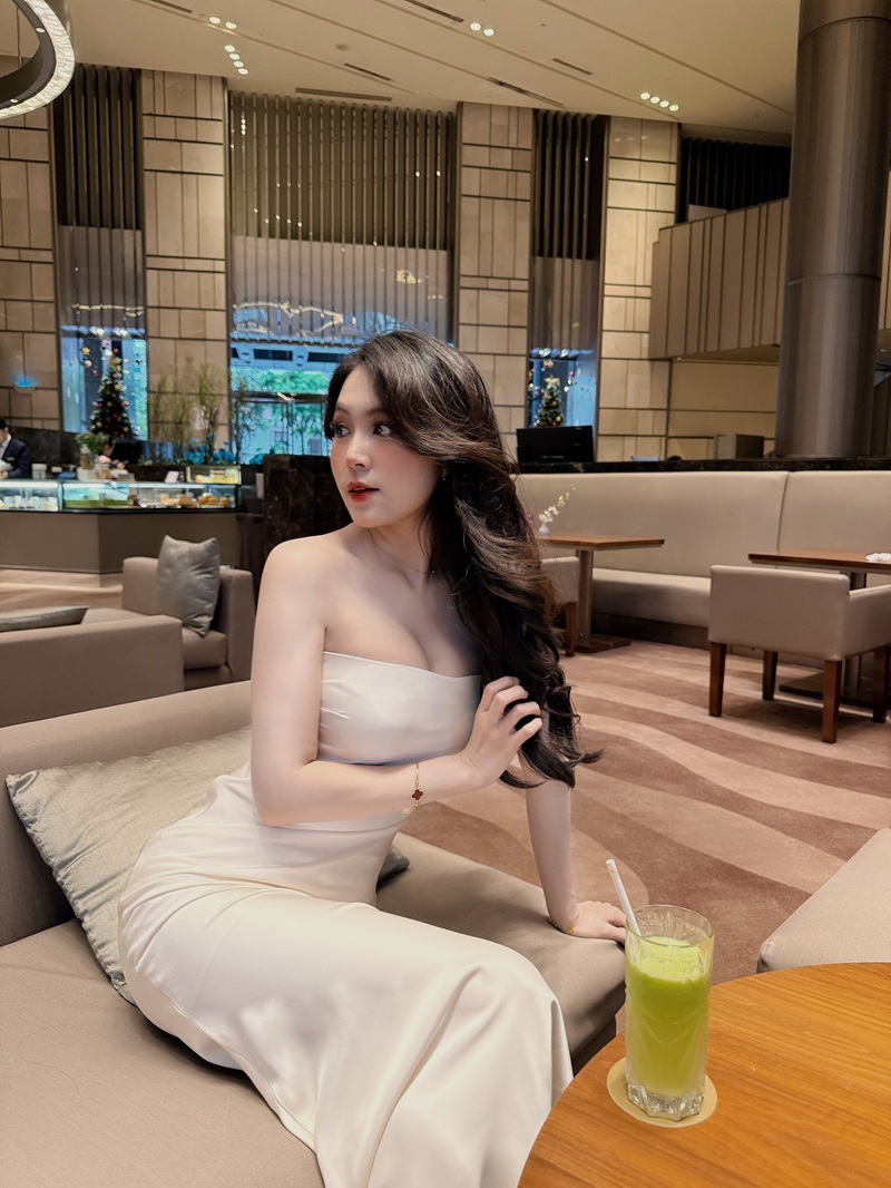 Ảnh Cô Giáo Trần Trần chỉ che ngực bằng sách giáo khoa nghệ thuật