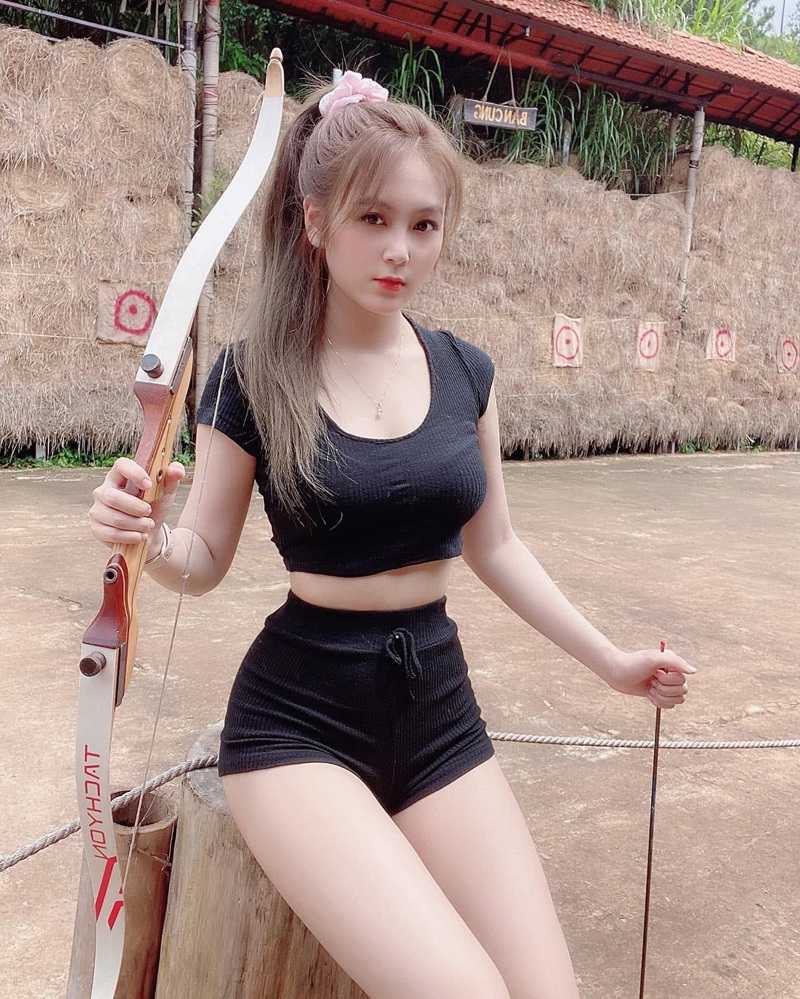 Ảnh Cô Giáo Trần Trần khoe cleavage sâu và đùi thon gợi cảm