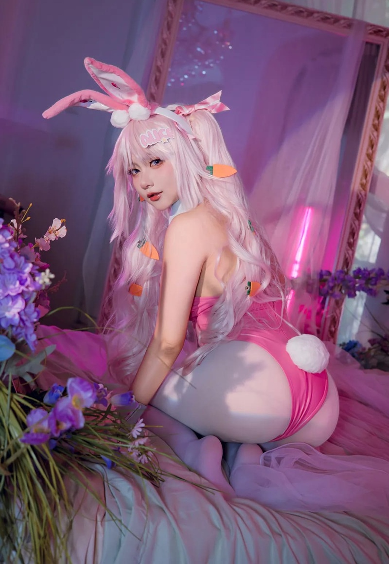 Ảnh Cosplay Alice Nikke mở chân khoe lồn ướt