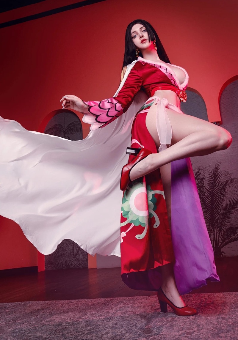 Sexy Boa Hancock cosplay mặc áo choàng trắng, tư thế bay