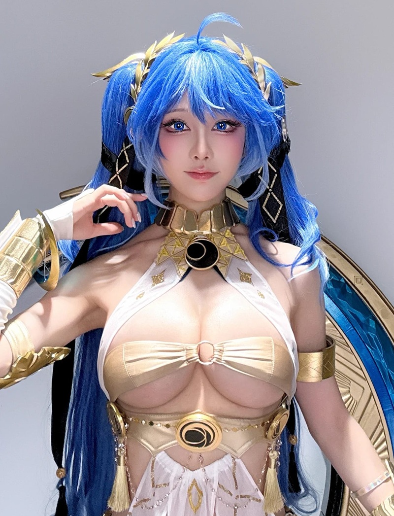 Cosplay elf sexy quyến rũ trong váy xanh lá ngắn, tai elf dài nổi bật