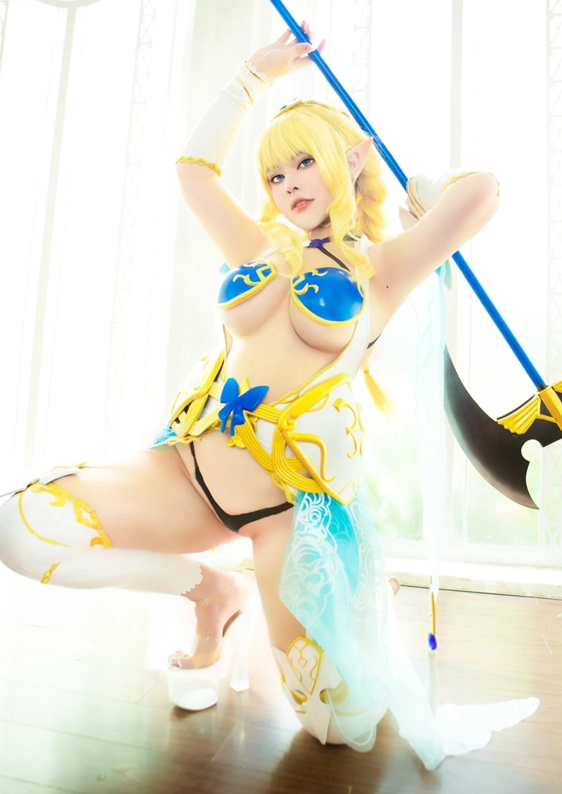 Cô gái cosplay elf sexy khoe mông cong, váy ngắn bay