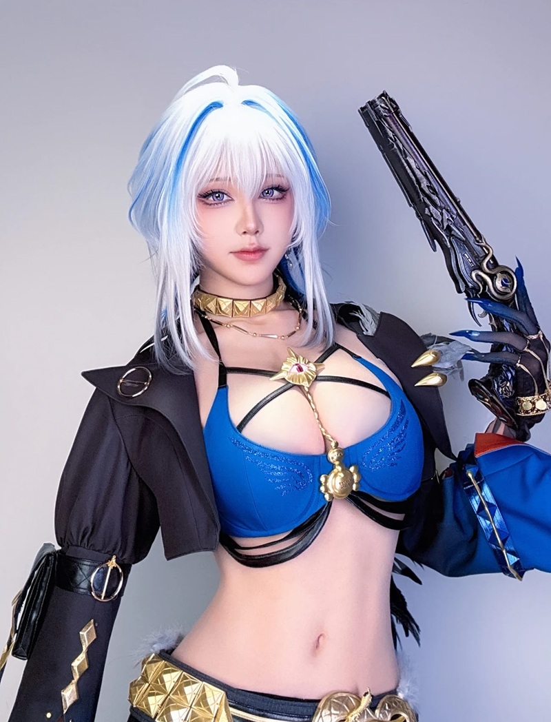 Cô gái cosplay elf sexy mặc bodysuit lá rừng bó sát, tư thế gợi cảm