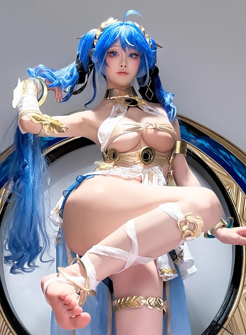 Elf cosplay sexy tóc bạc dài, váy trắng hở vai quyến rũ
