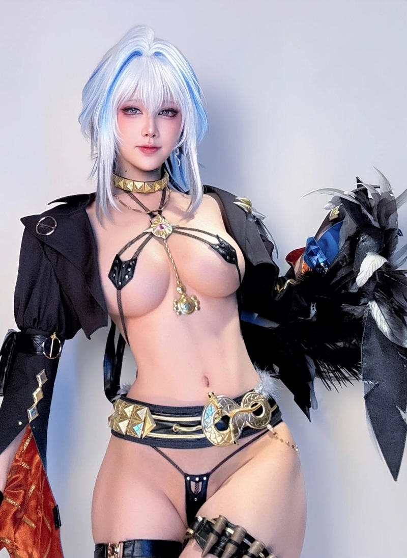 Sexy elf cosplay mặc váy đỏ ngắn, tai elf và cánh tiên