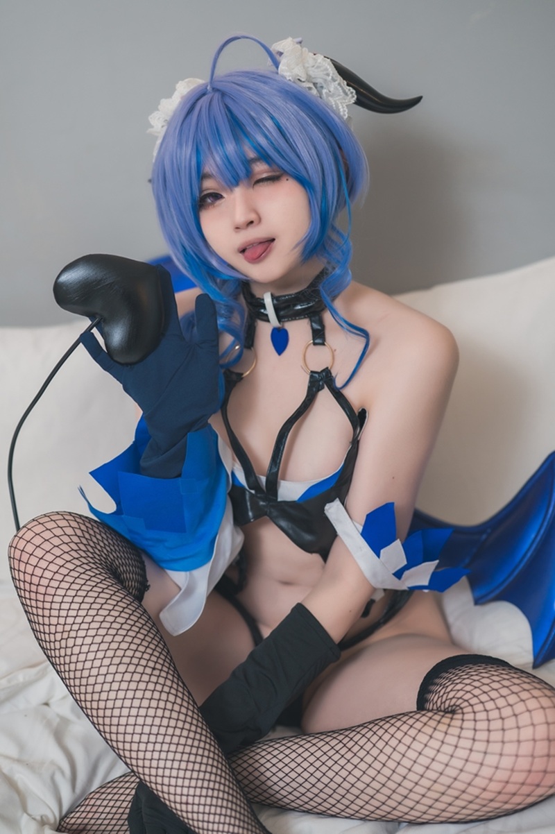 Ảnh Cosplay Ganyu bú vú bản thân gợi tình