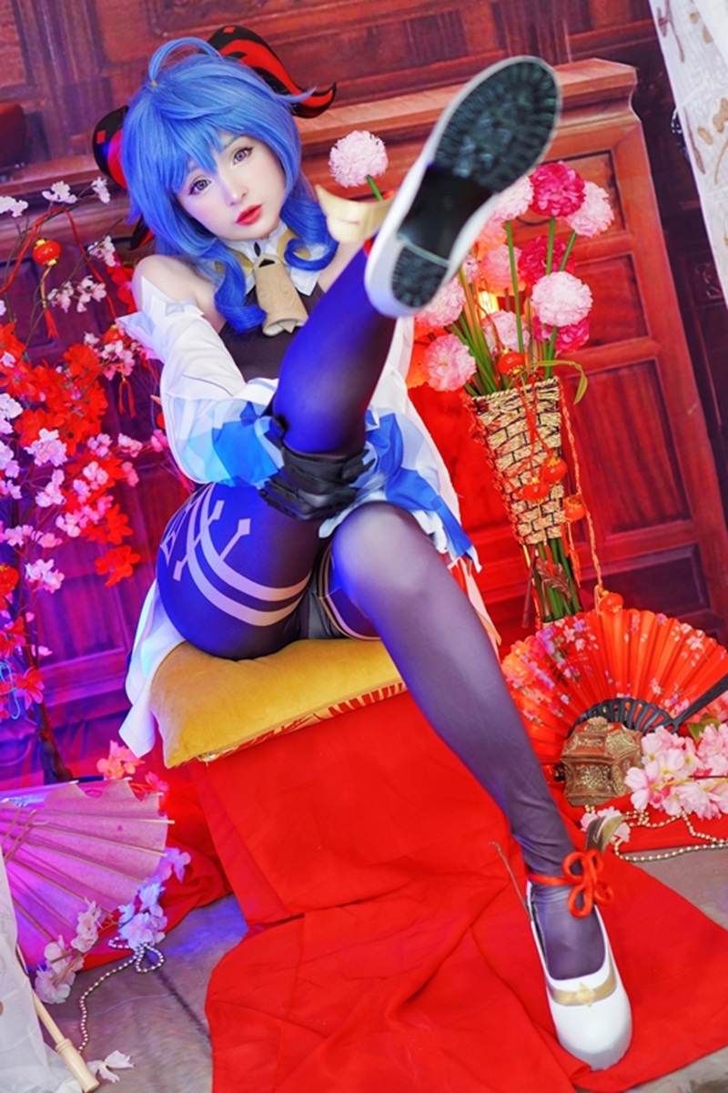 Ảnh Cosplay Ganyu vuốt ve thân thể nóng bỏng
