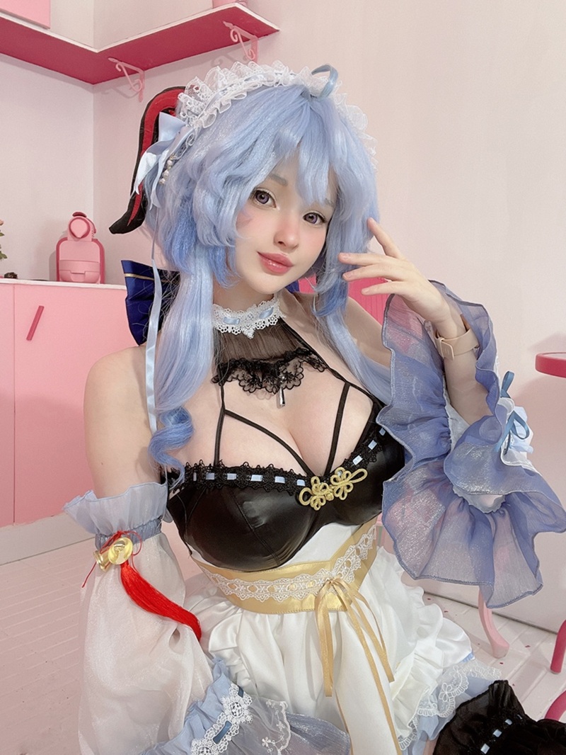 Ảnh Cosplay Ganyu cưỡi gậy giả cực khoái