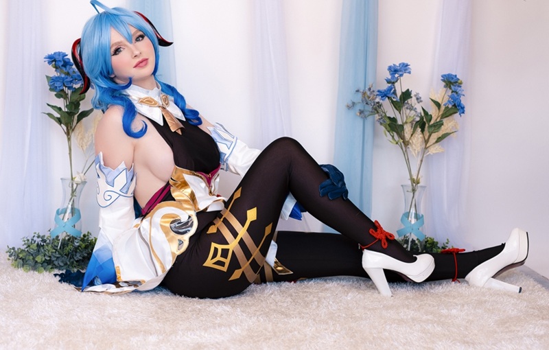 Ảnh Cosplay Ganyu mặc váy dài xé toạc