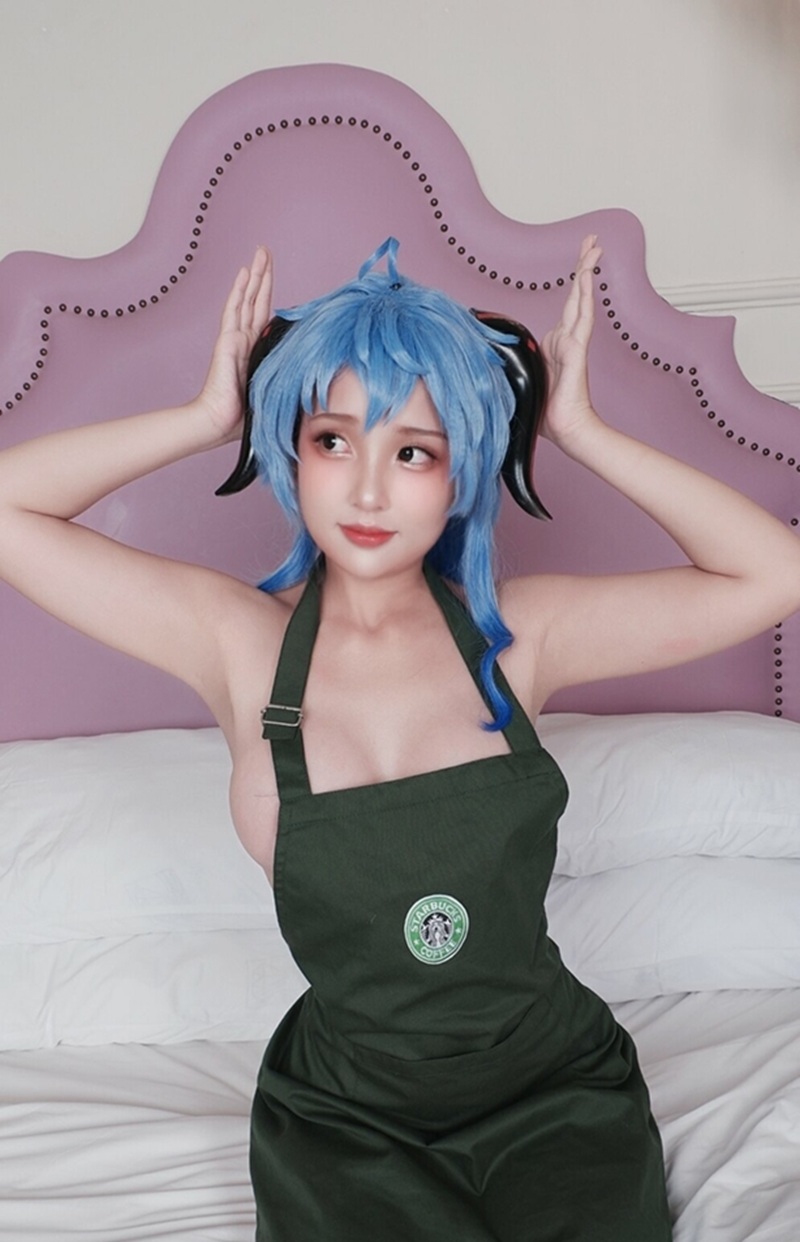Ảnh Cosplay Ganyu mắt nửa khép đầy ham muốn