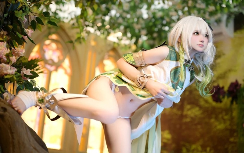 Nahida cosplay quỳ bú cặc khổng lồ sâu họng