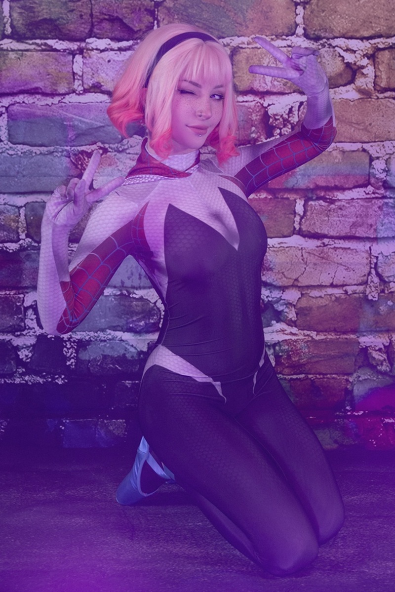 Ảnh Gái Xinh Cosplay Người Nhện dạng chân khoe lồn