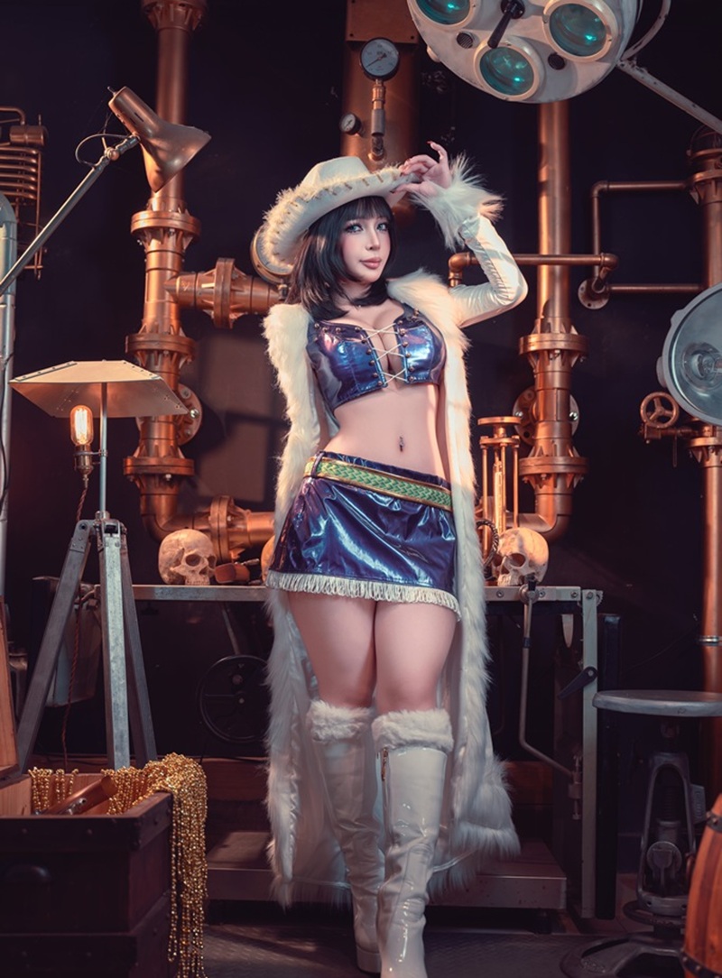 Ảnh Cosplay Nico Robin nhìn dâm như muốn ăn tinh