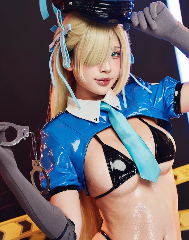 Cosplay Police Girl mặc đồng phục ngắn sexy