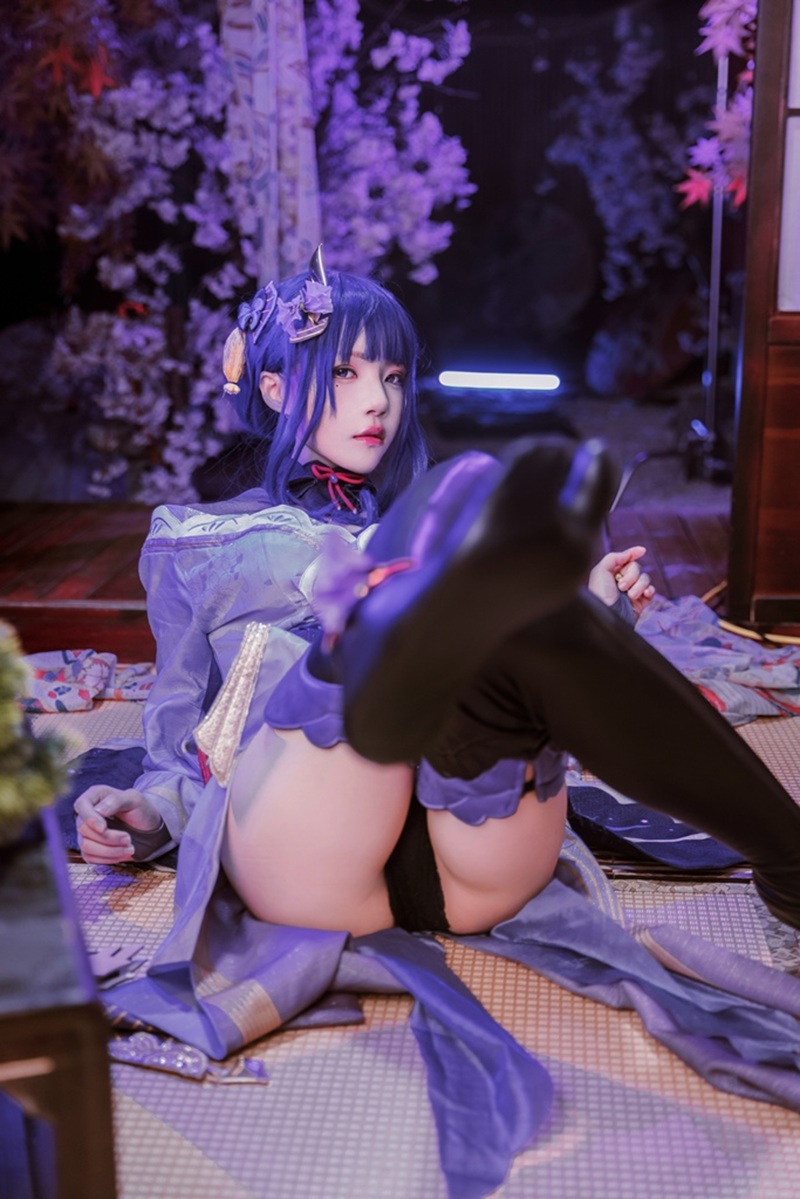 Ảnh Cosplay Raiden Shogun pose khiêu khích nóng bỏng