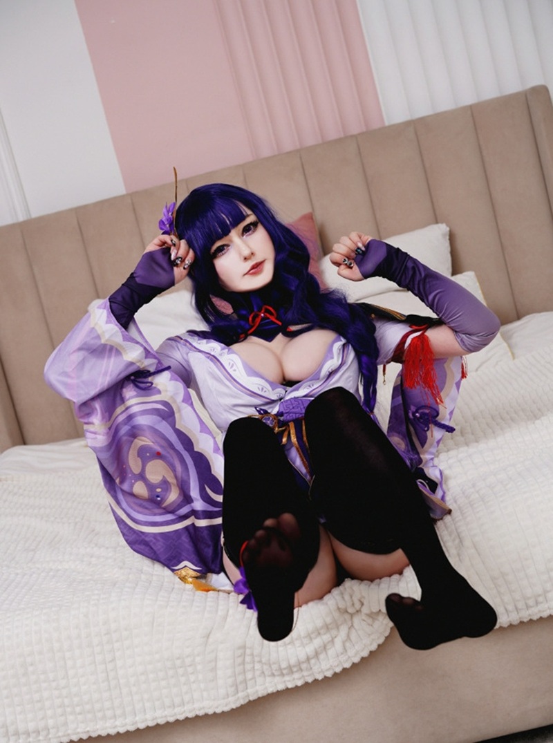 Ảnh Cosplay Raiden Shogun vú to rung rinh