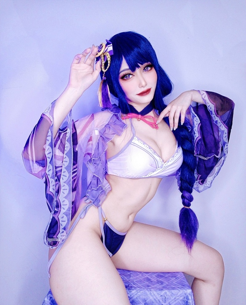 Ảnh Cosplay Raiden Shogun dáng ngồi dạng chân dâm