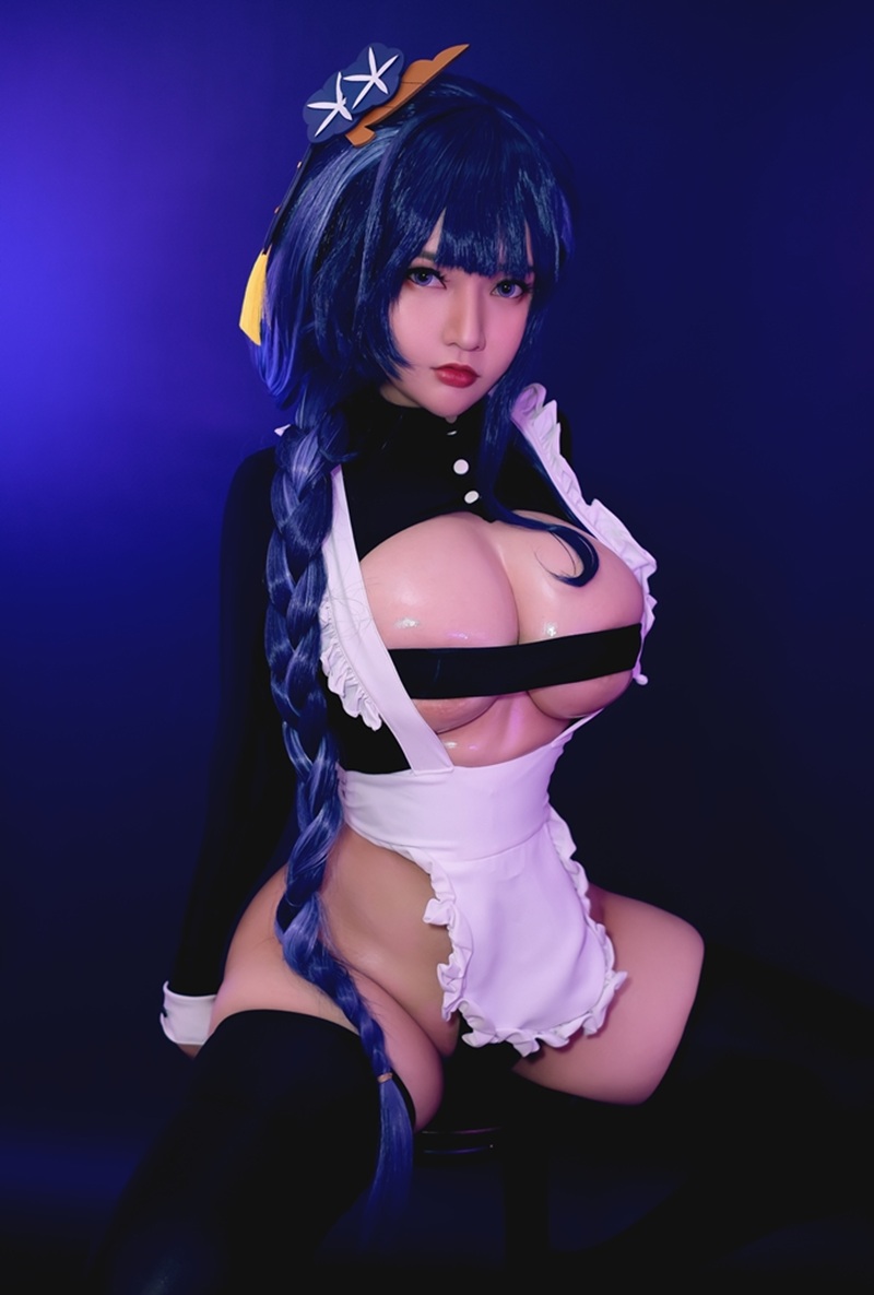Ảnh Cosplay Raiden Shogun nhìn xuống dưới dâm