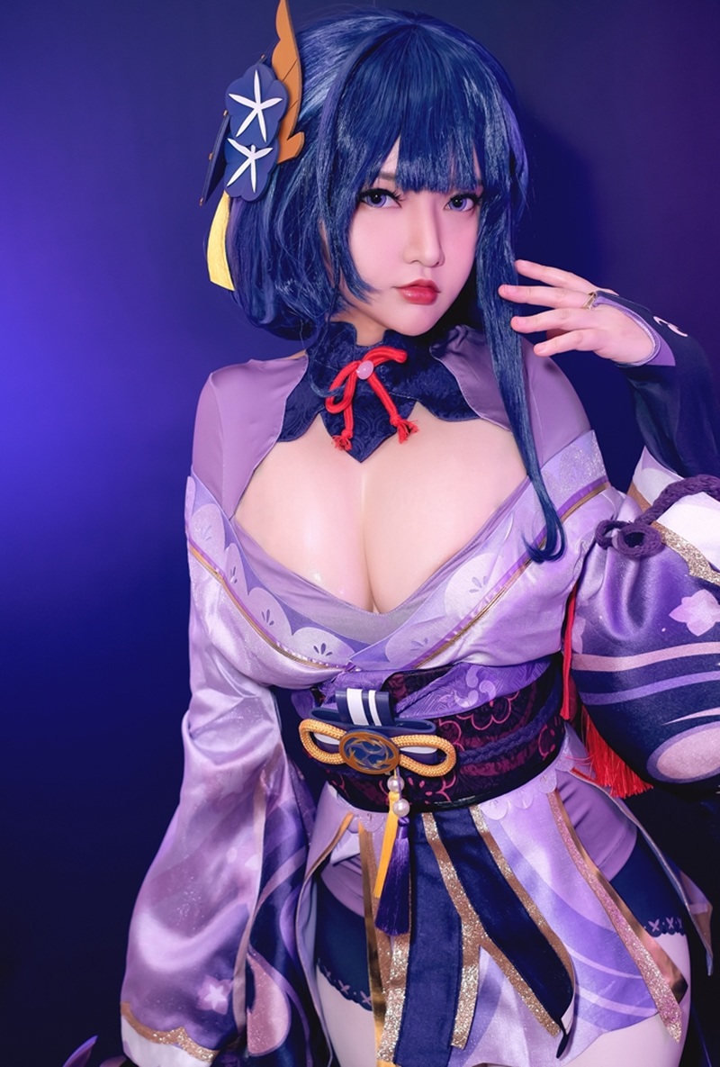 Ảnh Cosplay Raiden Shogun thân hình gợi tình mạnh