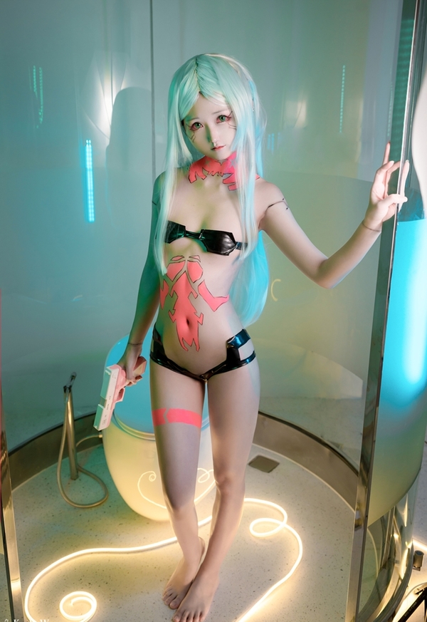 Ảnh Rebecca Cosplay cùng trang phục lấy cảm hứng từ anime